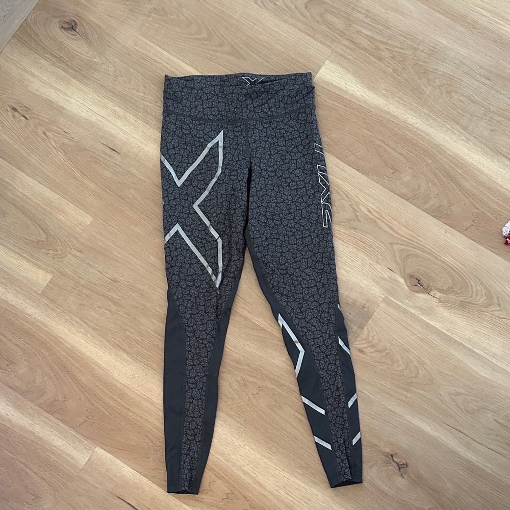 2XU Black and Gray Patterned Compression Leggings size XS for women